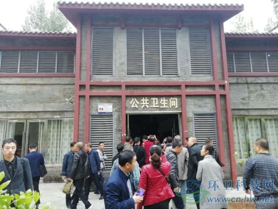 图说：公共厕所外景。钟欣摄