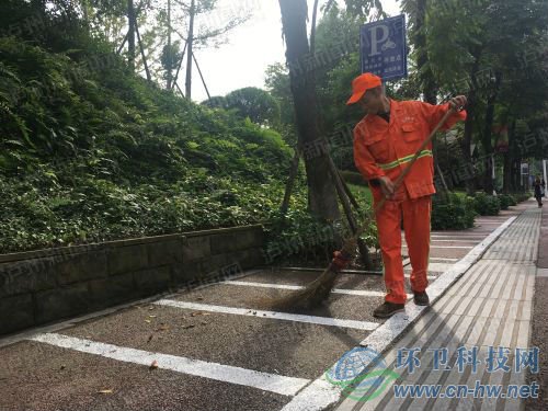 　清扫路面的环卫工人夏征吉