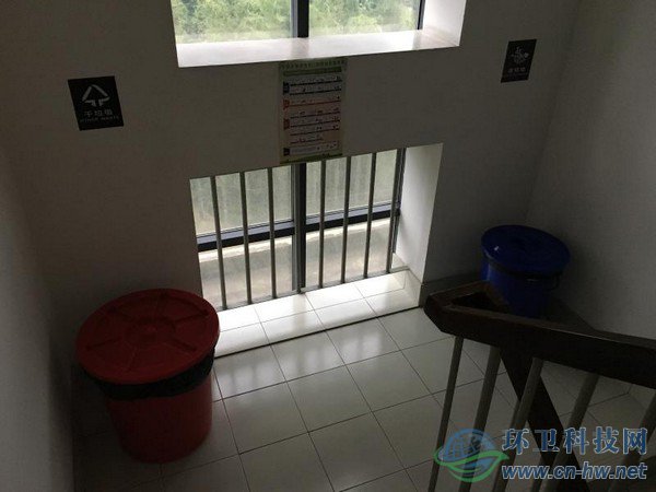 嘉年华小区跨层设分类垃圾桶