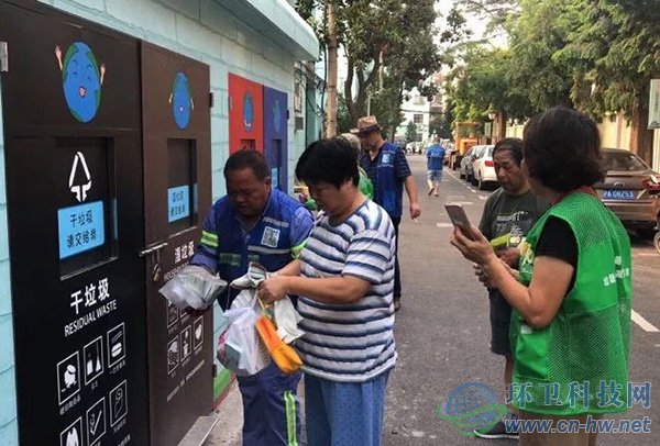 景谷住宅小区志愿者帮助居民进行垃圾分类投